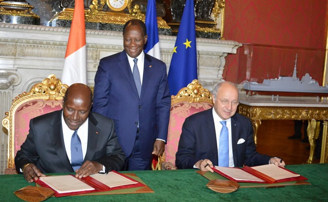 Signature du 2me C2D entre la France et la Cote dIvoire,par le Premier Ministre ivoirien ,Daniel Kablan Duncan et le Ministre Franais des Affaires Etrangres et du Dveloppement International, Laurent Fabius , et en prsence de SEM le Prsident ivoirien Alassane Ouattara, le 03 dcembre 2014,au Quai dOrsay.